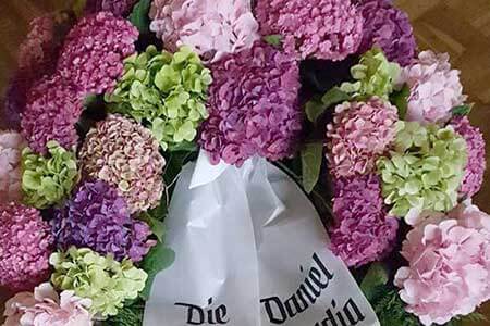 Blumen-und Trauerkränze mit Spruchbändern